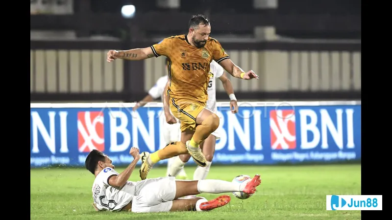 Hình ảnh hành động trong trận đấu giữa Bhayangkara và Persik Kediri