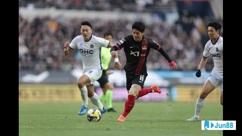 Cầu thủ Gangwon cố gắng điều chỉnh bóng trước sự áp sát gay gắt từ hậu vệ Anyang