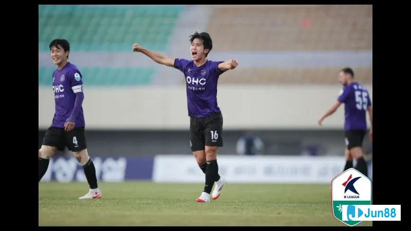 Cầu thủ Gangwon nỗ lực giữ bóng trước áp lực từ hậu vệ Anyang