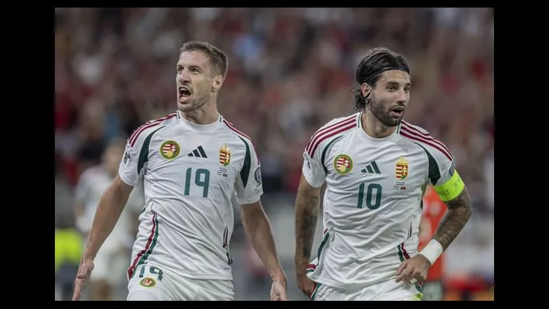 Cầu thủ Hungary giữ bóng trước sự áp đảo của cầu thủ Armenia trong trận đấu