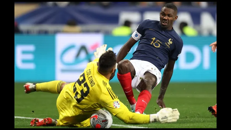 Cầu thủ Romania với chiếc áo đỏ đang dốc hết sức mình để ngăn chặn cầu thủ Áo có bóng.