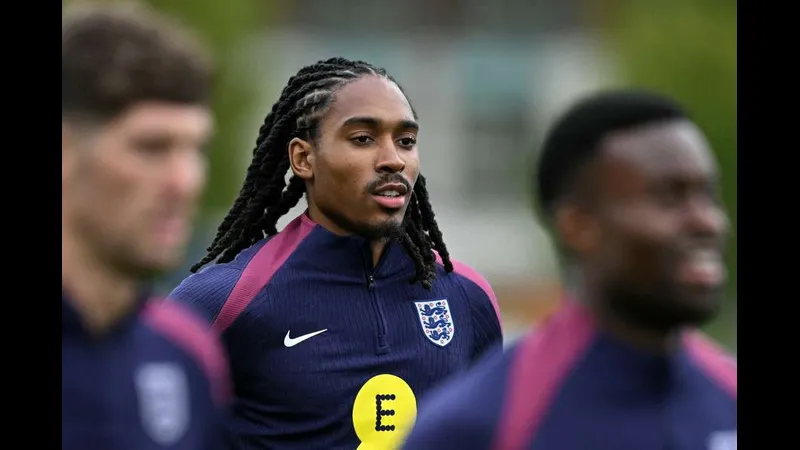 Cầu thủ của Suzhou Dongwu tung cú sút mạnh vào khung thành đối phương trong trận đấu với…