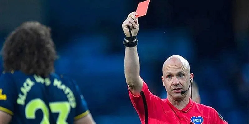 Trọng tài “máy chém” – Đặt kèo thẻ đỏ sớm dưới 60 phút