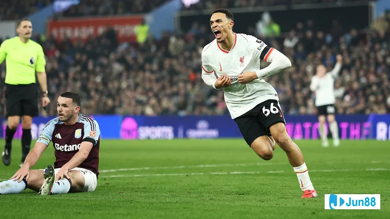 Cầu thủ Liverpool với bóng trước cầu thủ Aston Villa trong trận đấu