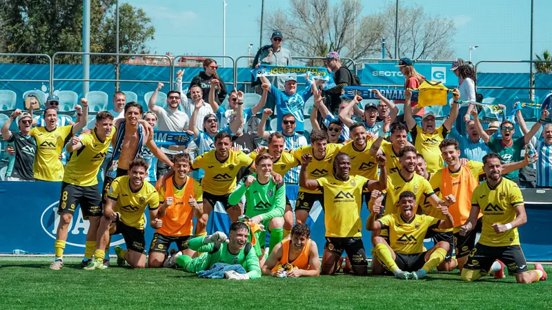 Cầu thủ của Baleares chạy nhanh với bóng trước áp đảo từ Espanyol