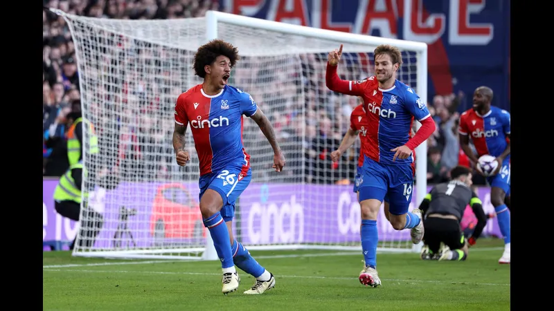 Cầu thủ của Burnley dùng kỹ thuật để vượt qua cầu thủ của Crystal Palace