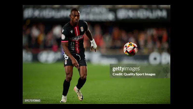 Cầu thủ Cartagena tạt bóng vào vòng cấm của Valencia trong trận đấu