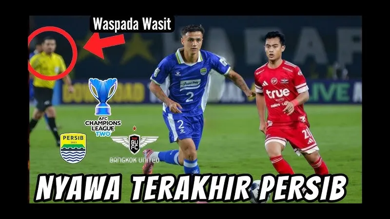 Cầu thủ Persib Bandung với sự quyết tâm vượt qua hậu vệ của Bangkok Utd trong trận đấu