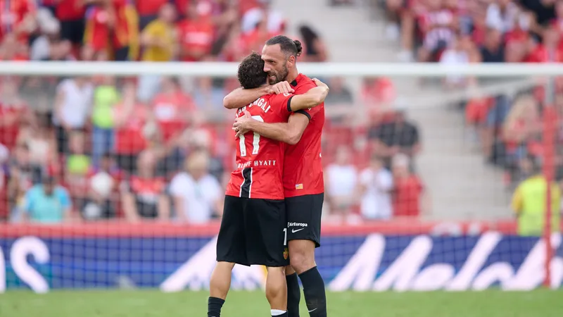 Cầu thủ Real Oviedo vượt qua phòng ngự của Mallorca với tinh thần quyết tâm và kỹ thuật…