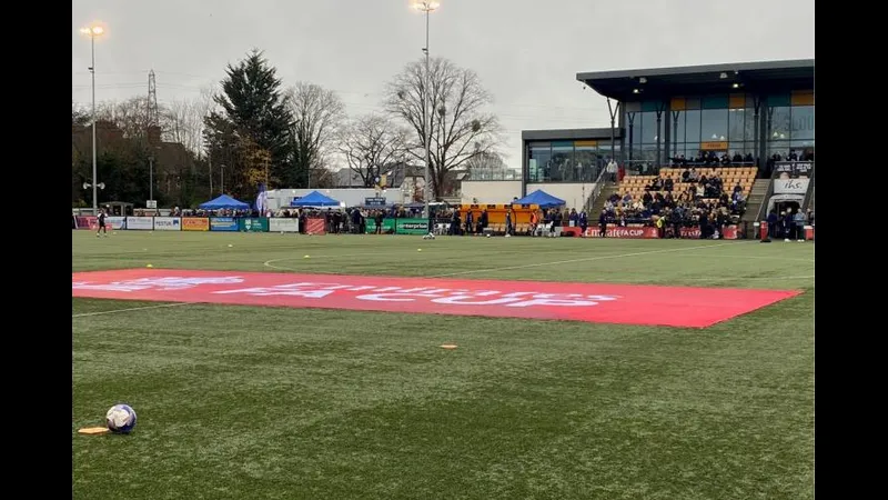 Cầu thủ Slough thể hiện sự quyết tâm khi vượt qua phòng ngự Macclesfield