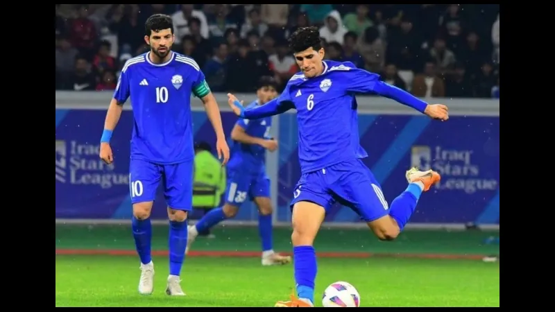 Cầu thủ Al Minaa và Al Shorta tranh chấp quả bóng trên sân cỏ