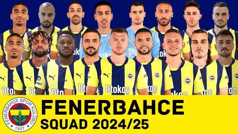 Cầu thủ Fenerbahce dẫn bóng trước sự truy đuổi của cầu thủ FCSB