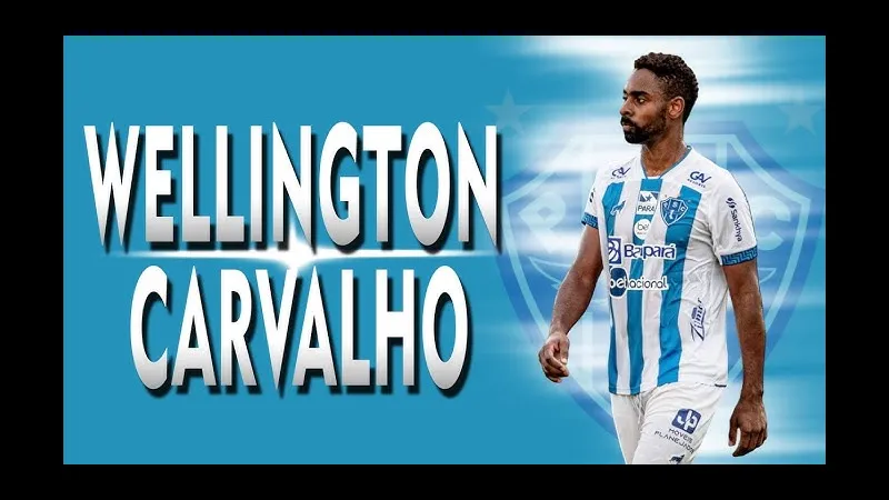 Cầu thủ Paysandu và Miramar cùng tranh chấp bóng trên sân