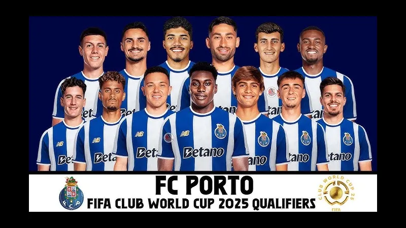 Cầu thủ Porto đang tung cú sút mạnh mẽ vào khung thành Plzen