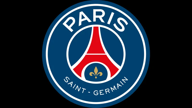 Cầu thủ PSG và Marseille tranh chấp bóng trên sân cỏ
