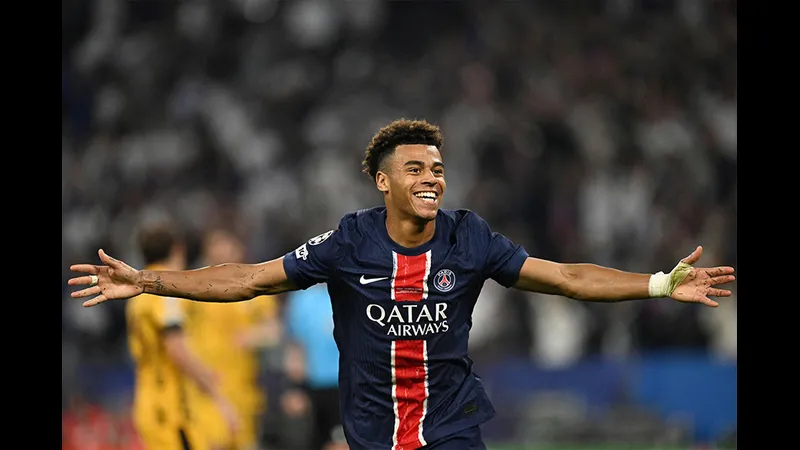 Cầu thủ Pháp vượt qua cầu thủ Colombia trong trận đấu