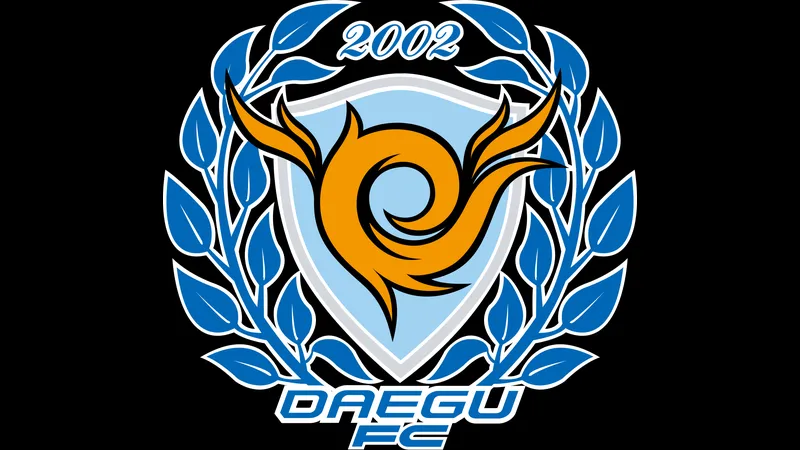 Cầu thủ Deagu và Seoul E đang tranh chấp bóng trên sân cỏ