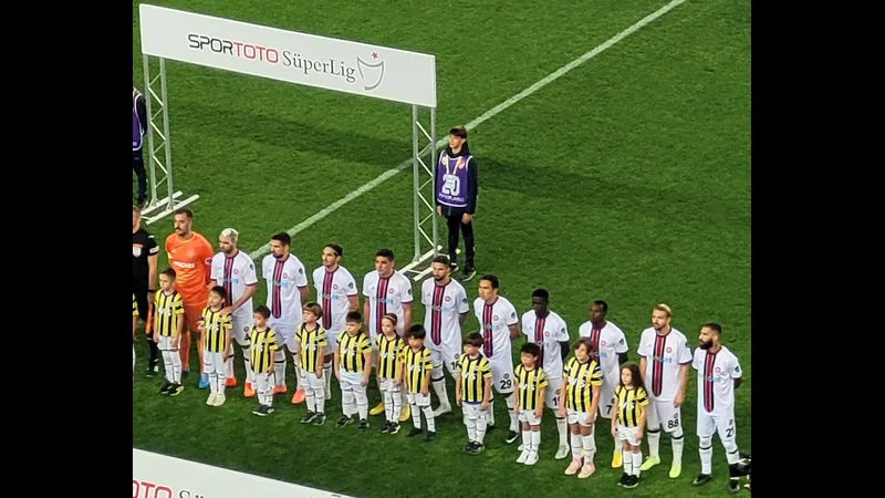 Cầu thủ Fatih Karagumruk cố gắng ngăn chặn đối thủ từ Kayserispor