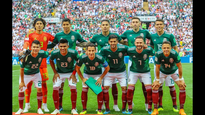 Cầu thủ Mexico và Bồ Đào Nha đang tranh chấp quả bóng